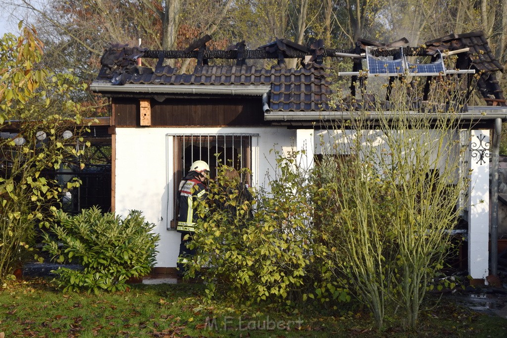 Feuer 1 brannten 3 Lauben Koeln Fuehlingen Kriegerhofstr P049.JPG - Miklos Laubert